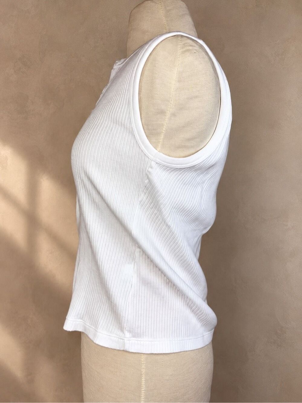 UNIQLO S White Ribbed Cotton Blend Sleeveless Button Front Tank Top - Picture 4 of 9